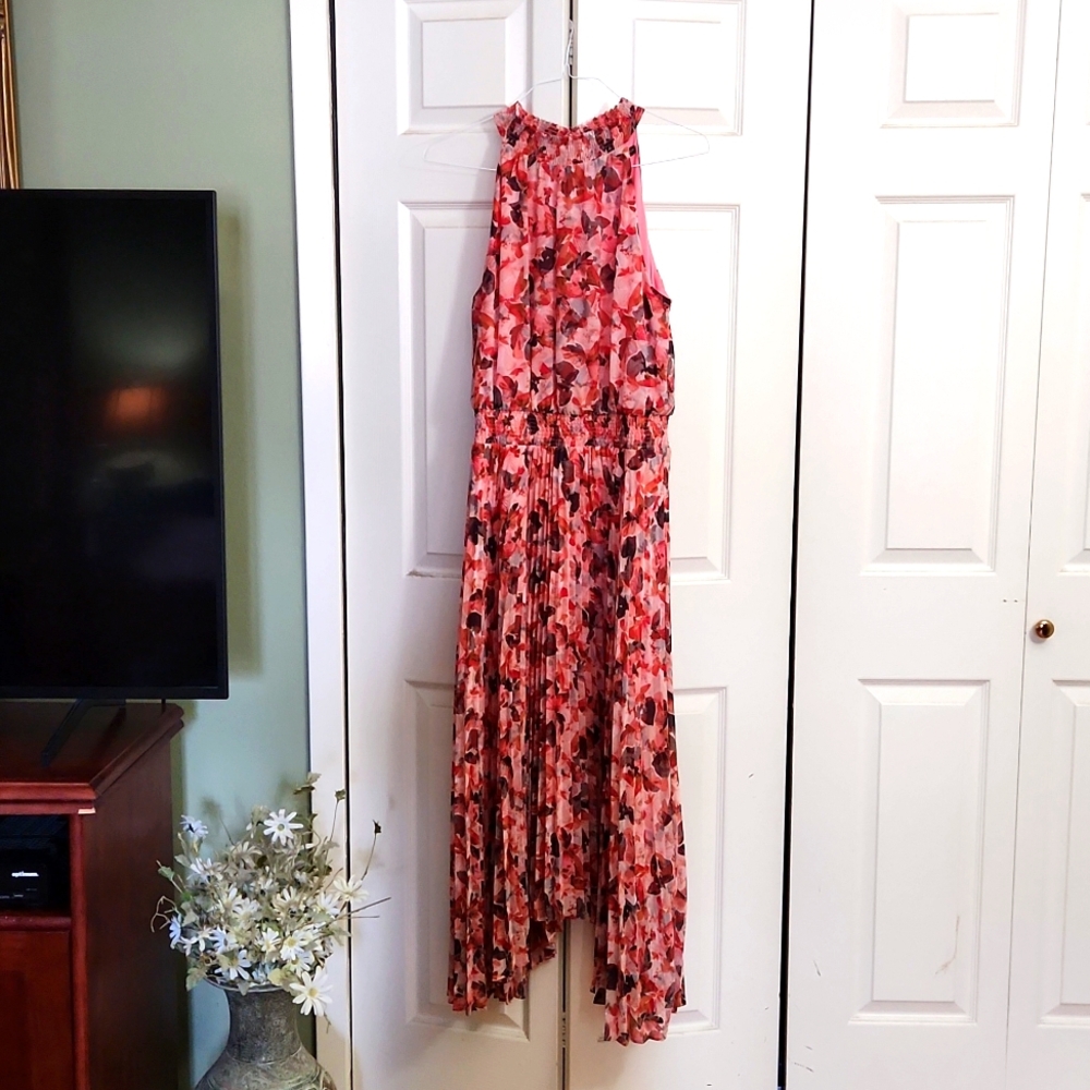 Gorgeous, long pleated White House Black Market dress
